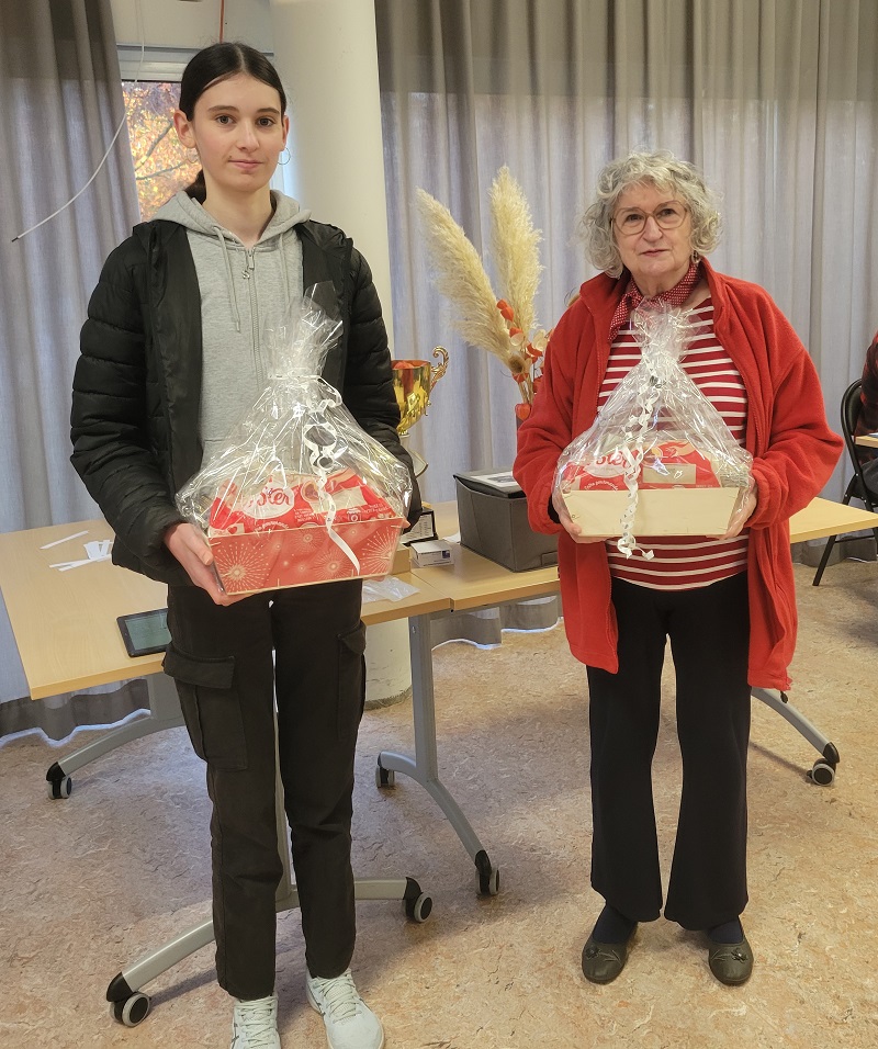 Solène Pichard, bénévole du club et Christine Differt, créatrice des trophées de l'open, remportent les 2 derniers paniers gourmands